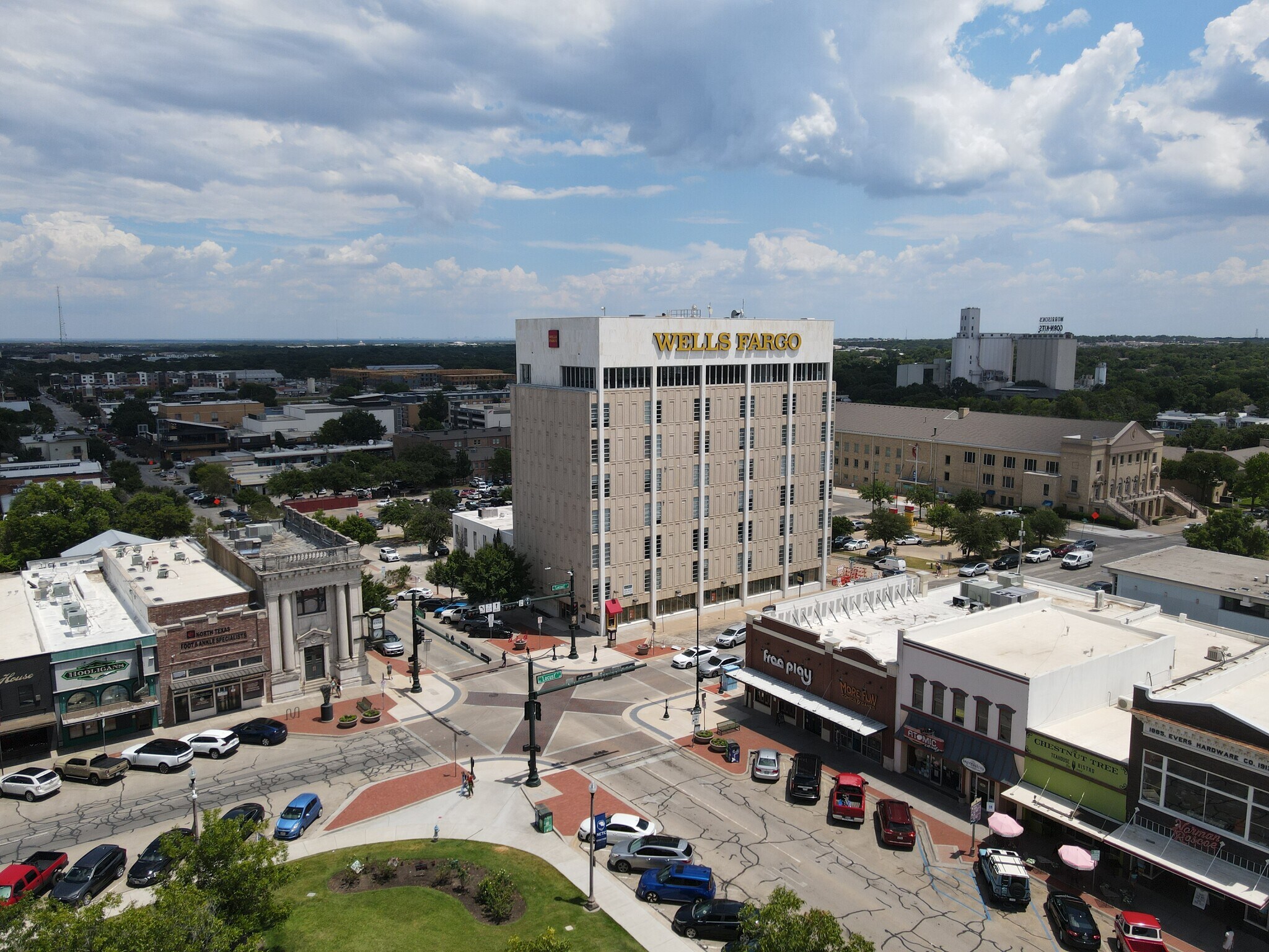 101 S Locust St, Denton, TX à louer Photo de l’immeuble– Image 1 sur 12