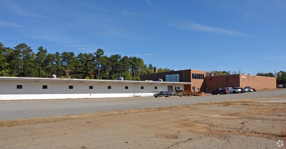 535 E Clemmonsville Rd, Winston-Salem, NC à louer - Photo de l’immeuble – Image 1 sur 6