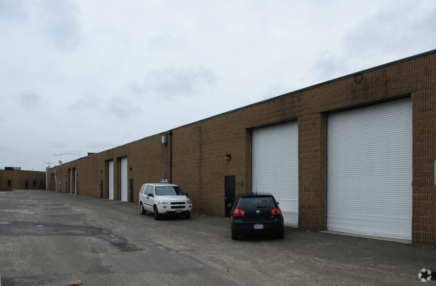 100 E Jefryn Blvd, Deer Park, NY à louer - Photo de l’immeuble – Image 2 sur 2