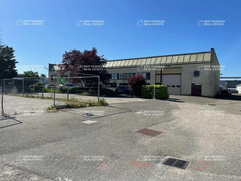 Local d'activités dans Vaulx-en-Velin à vendre - Photo de l’immeuble – Image 2 sur 10