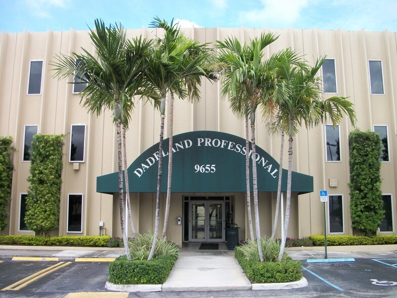 9655 S Dixie Hwy, Miami, FL à louer - Photo de l’immeuble – Image 2 sur 9