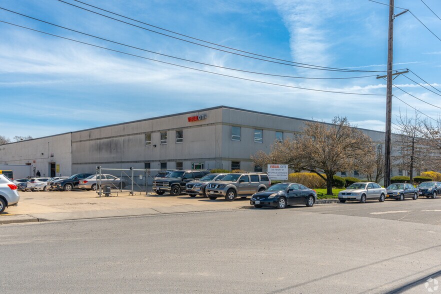 301 Henry St, Lindenhurst, NY à louer - Photo de l’immeuble – Image 1 sur 2