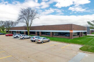 Plus de détails pour 11001-11071 Aurora Ave, Urbandale, IA - Local d'activités à louer