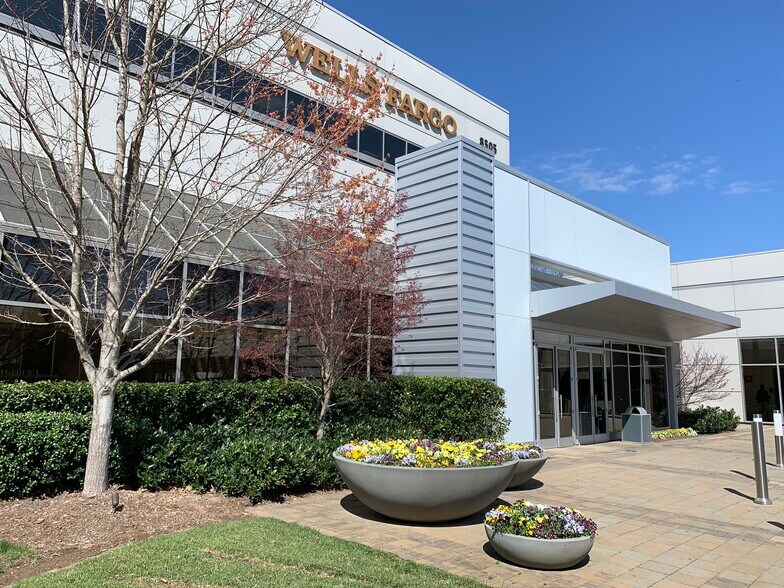 7345 IBM Dr, Charlotte, NC à louer - Photo principale – Image 2 sur 5