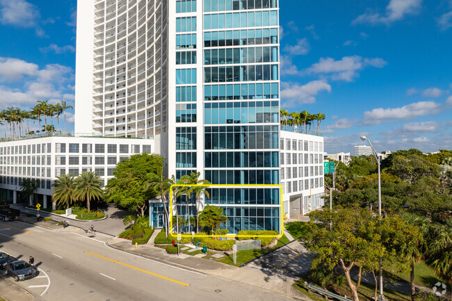 Plus de détails pour 601 NE 36th St, Miami, FL - Logement à vendre