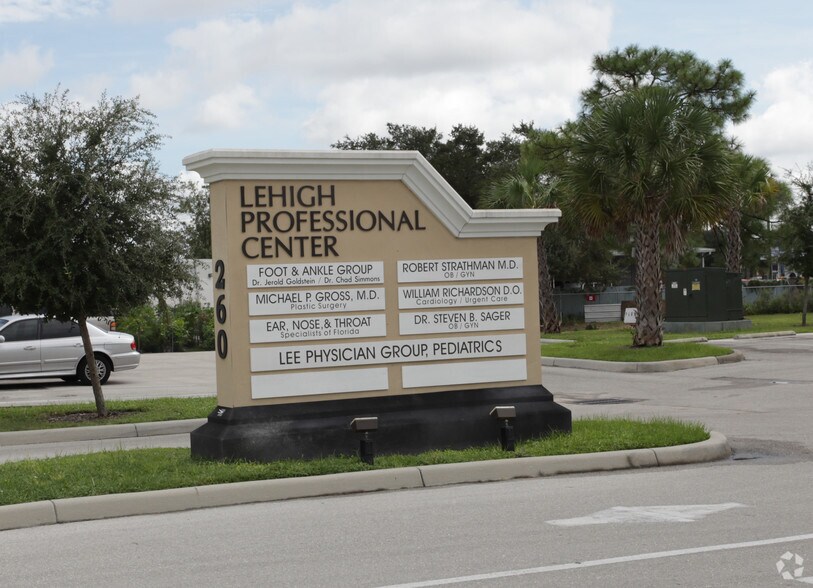 260 Beth Stacey Blvd, Lehigh Acres, FL à vendre - Photo de l’immeuble – Image 2 sur 10