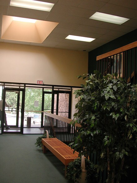 1603 E 19th St, Edmond, OK à louer - Hall d’entrée – Image 2 sur 35
