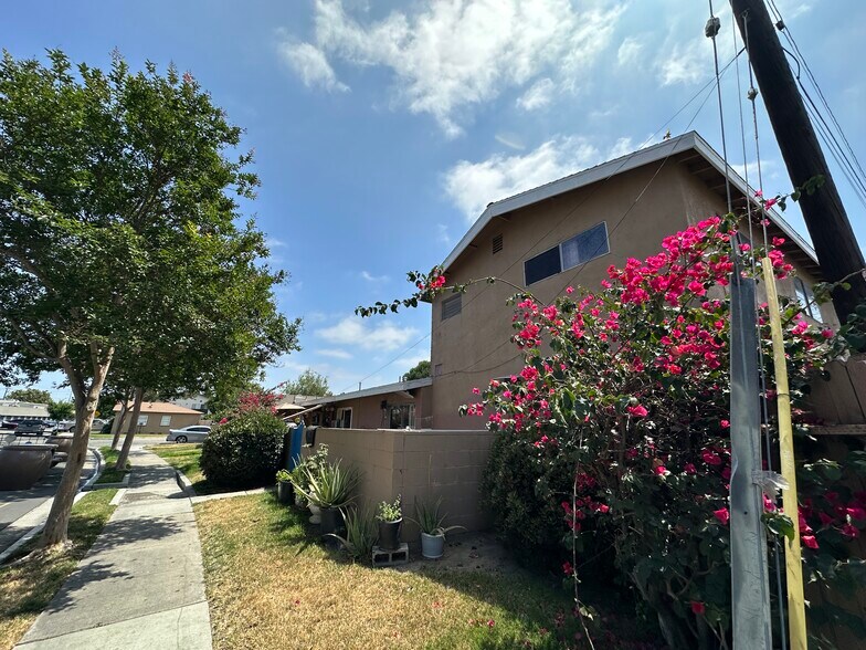 617 E Eton Pl, Anaheim, CA à vendre - Photo de l’immeuble – Image 2 sur 3