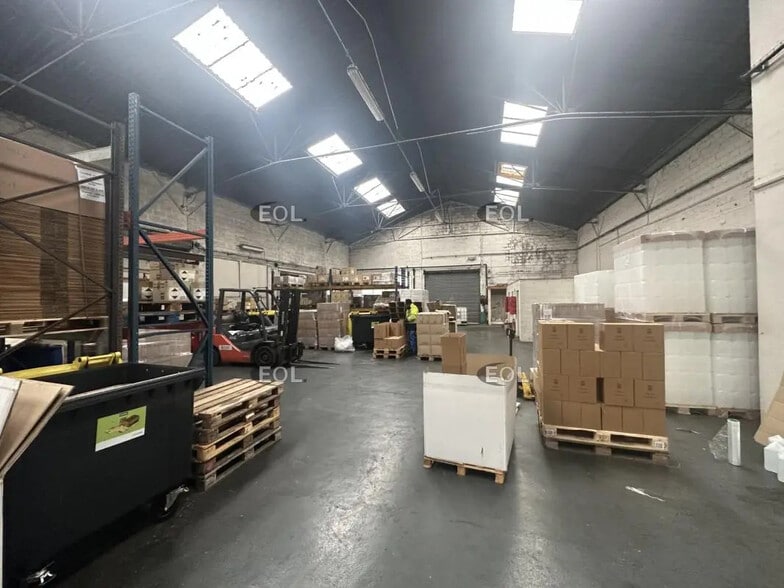 Local d'activités dans Brie-Comte-Robert à vendre - Photo de l’immeuble – Image 2 sur 13