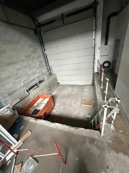 Local d’activités dans Le Thillay à louer - Photo de l’immeuble – Image 1 sur 6