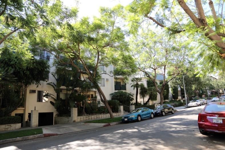 1203 N Kings Rd, West Hollywood, CA à vendre - Photo de l’immeuble – Image 2 sur 13