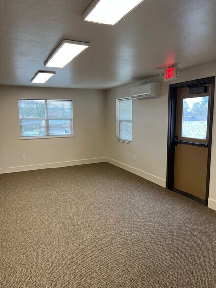 750 W 10th Ave, Junction City, OR à louer - Photo principale – Image 1 sur 12