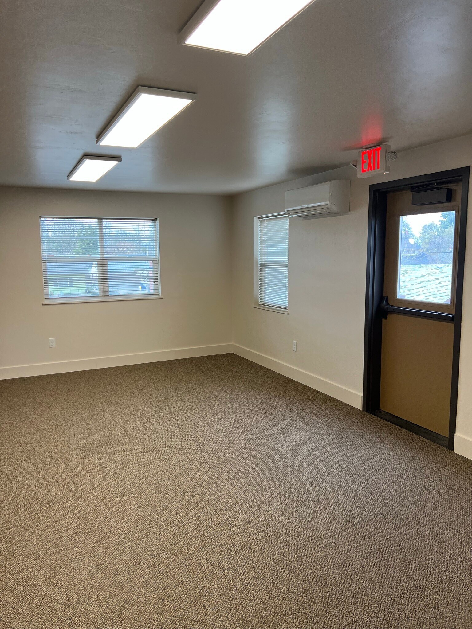 750 W 10th Ave, Junction City, OR à louer Photo principale– Image 1 sur 13