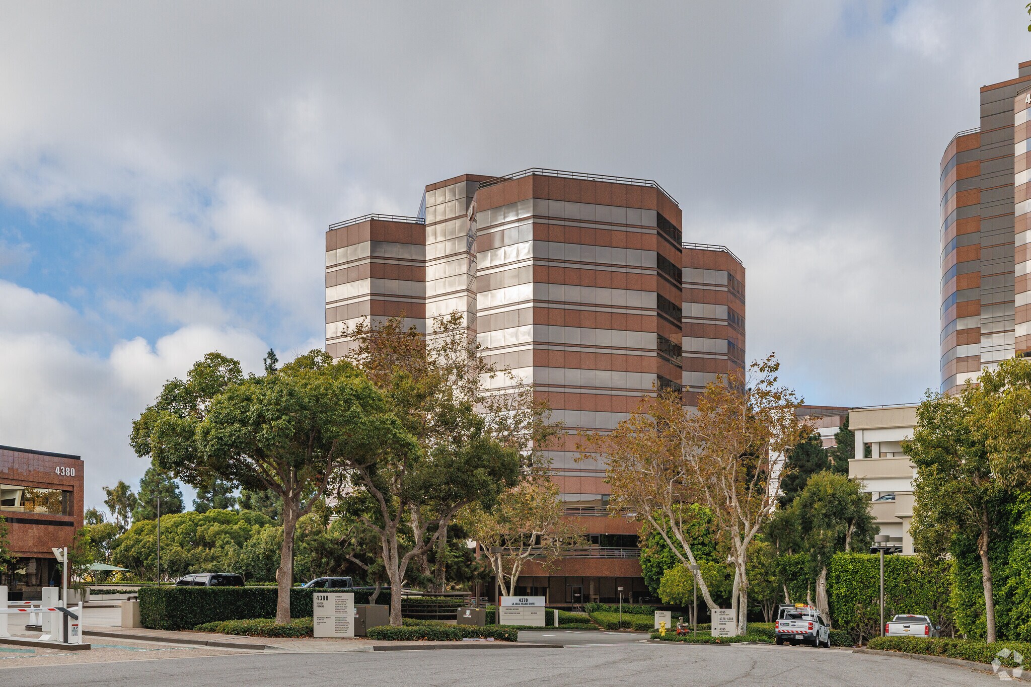 4370 La Jolla Village Dr, San Diego, CA à louer Photo principale– Image 1 sur 28