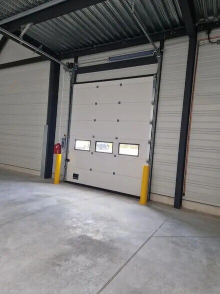 Local d’activités dans Pontoise à louer - Photo de l’immeuble – Image 2 sur 11