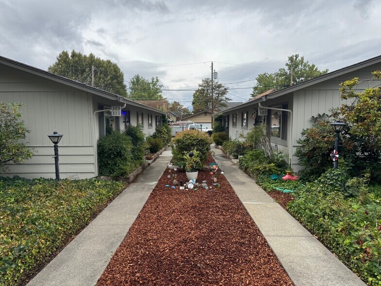 305 NE C St, Grants Pass, OR à vendre - Photo de l’immeuble – Image 3 sur 9