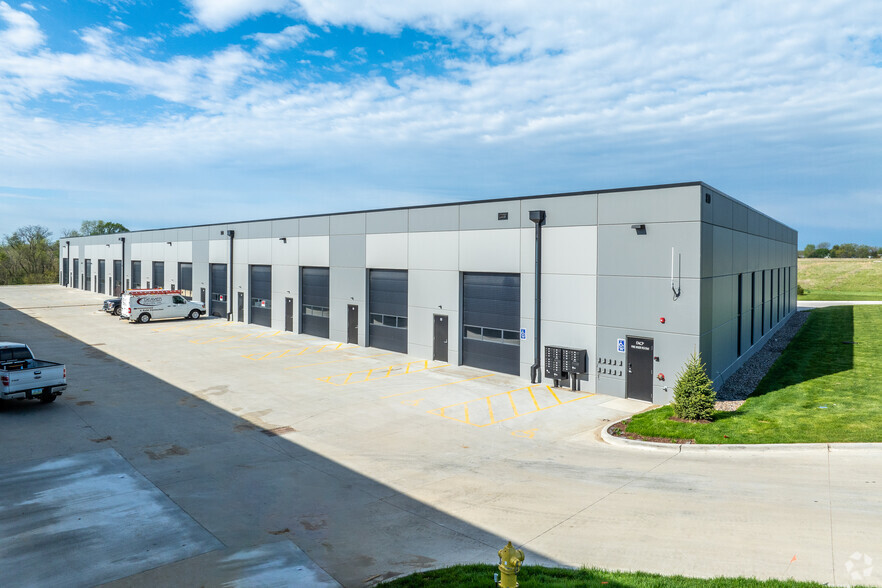 810 Interstate Pky, Waukee, IA à louer - Photo de l’immeuble – Image 2 sur 8