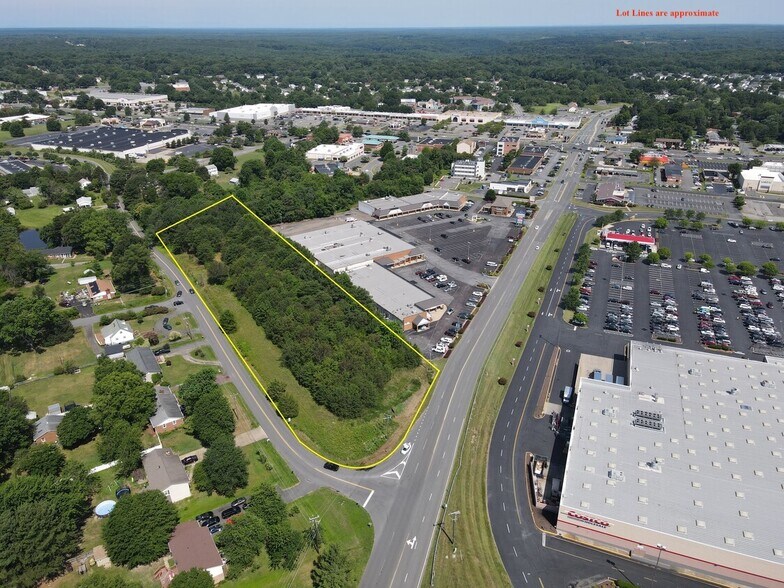 903 Bragg Rd, Fredericksburg, VA à vendre - Photo de l’immeuble – Image 1 sur 6