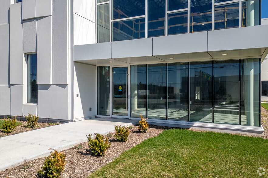 7300 Ch De La Côte-De-Liesse, Saint-Laurent, QC à louer - Photo de l’immeuble – Image 3 sur 5