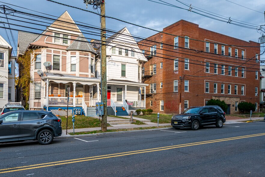 93 Easton Ave, New Brunswick, NJ à vendre - Photo de l’immeuble – Image 3 sur 56