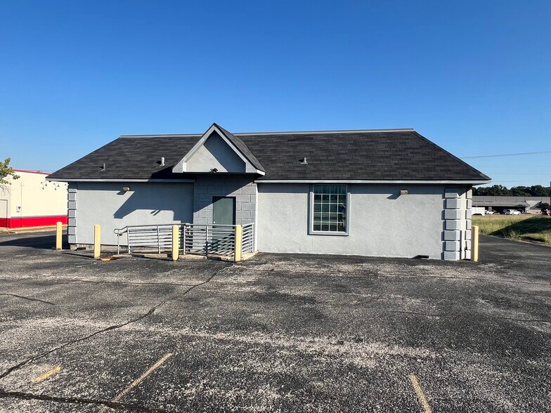 1800 W Pioneer Pky, Arlington, TX à louer - Photo de l’immeuble – Image 2 sur 10