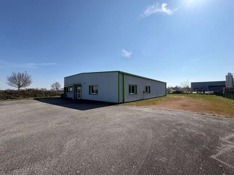 Local d'activités dans Renaison à vendre - Photo de l’immeuble – Image 2 sur 10