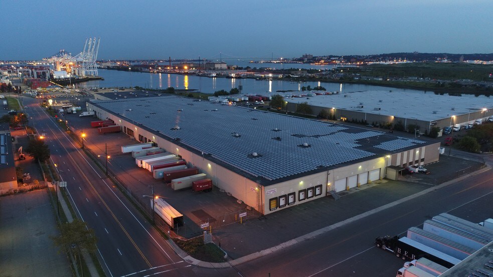 100 Pulaski St, Bayonne, NJ à louer - Photo de l’immeuble – Image 1 sur 13