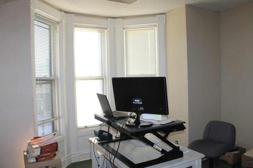 215 Fulton St, Geneva, IL à louer - Photo intérieure – Image 2 sur 14