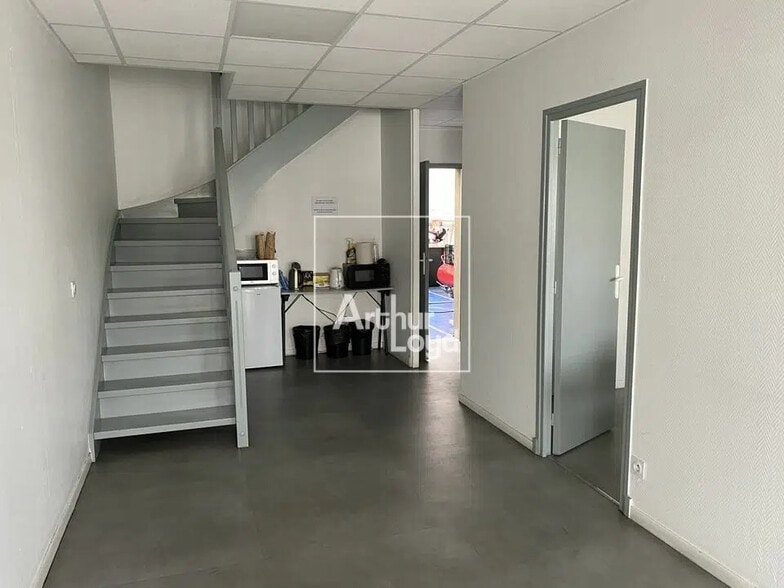 Bureau dans Grigny à louer - Photo intérieure – Image 2 sur 4