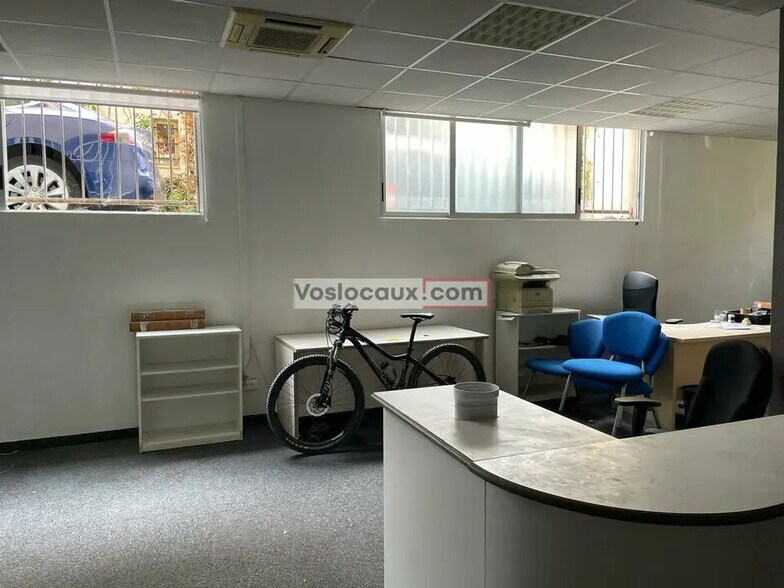 Bureau dans Saint-Laurent-du-Var à louer - Photo de l’immeuble – Image 2 sur 5