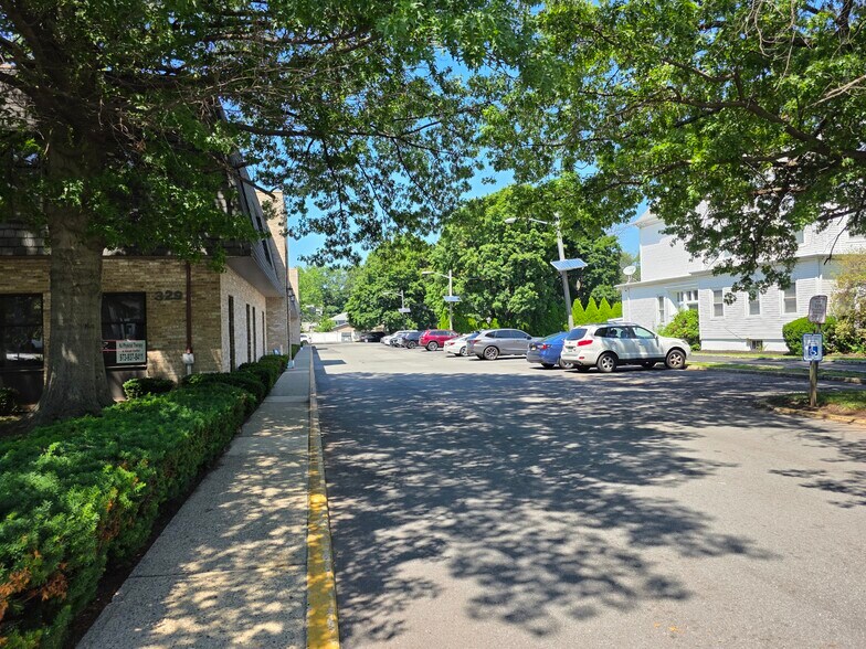 329 Belleville Ave, Bloomfield, NJ à louer - Photo de l’immeuble – Image 2 sur 22
