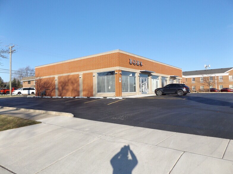 1052 S Arlington Heights Rd, Arlington Heights, IL à louer - Photo de l’immeuble – Image 3 sur 4