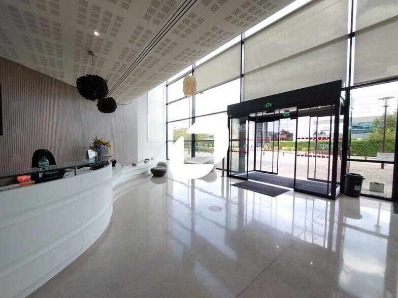 2-4 Rue De La Redoute, Guyancourt à louer - Photo de l’immeuble – Image 3 sur 15