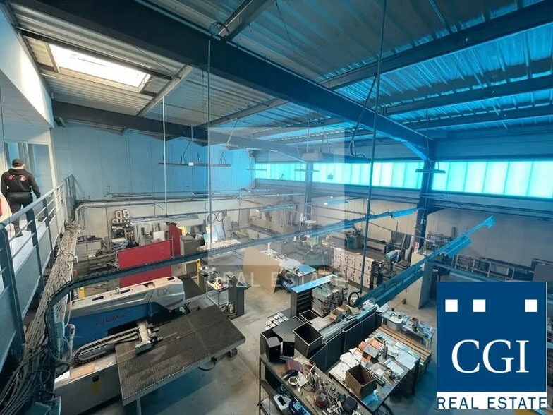 Local d’activités dans Fontaine à louer - Photo de l’immeuble – Image 1 sur 4