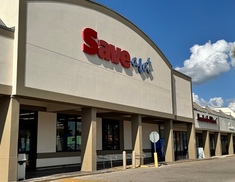 4901 Palm Beach Blvd, Fort Myers, FL à louer - Photo de l’immeuble – Image 3 sur 10