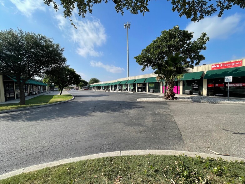 8034 Culebra Rd, San Antonio, TX à louer - Photo de l’immeuble – Image 2 sur 15