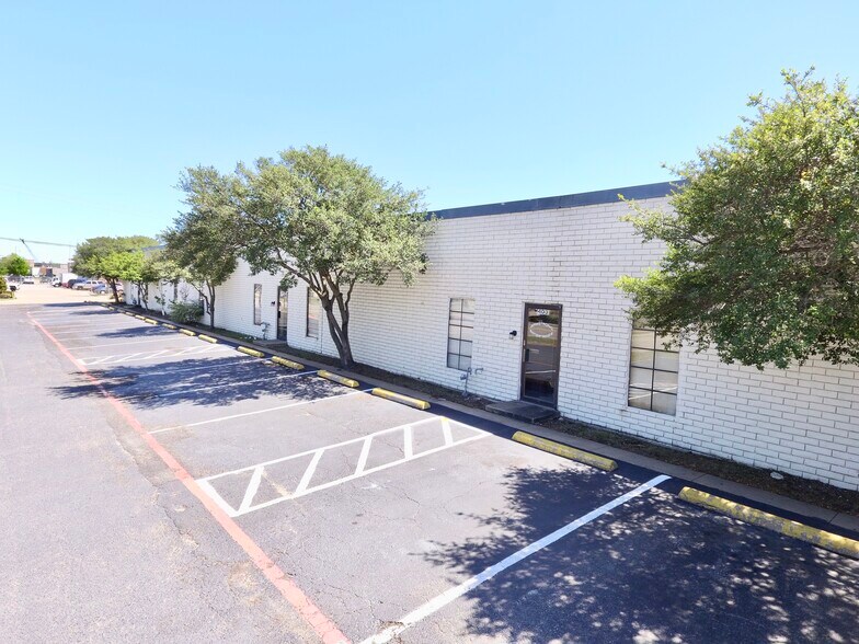 209 S Kirby St, Garland, TX à louer - Photo de l’immeuble – Image 1 sur 11