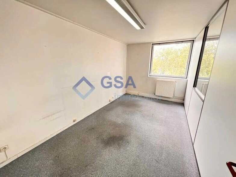 Bureau dans Évry-Courcouronnes à vendre - Photo de l’immeuble – Image 3 sur 6