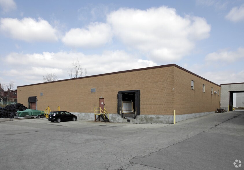 30 Mid-Dominion Acre, Toronto, ON à louer - Photo de l’immeuble – Image 2 sur 6