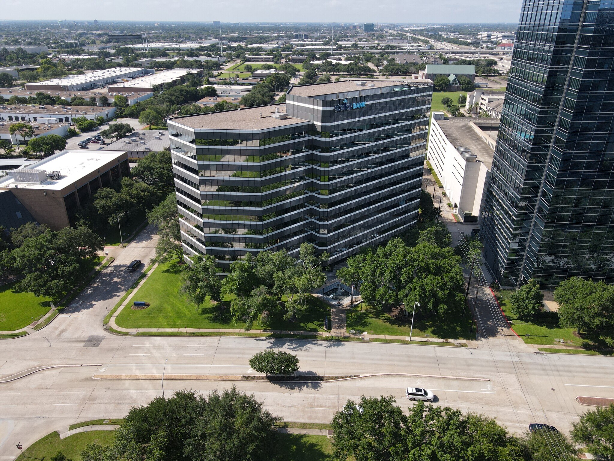 10333 Richmond Ave, Houston, TX à louer Photo de l’immeuble– Image 1 sur 7