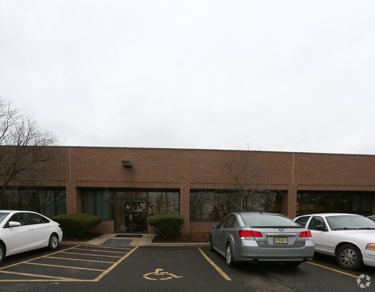 3930 Commerce Ave, Willow Grove, PA à louer - Photo de l’immeuble – Image 2 sur 4