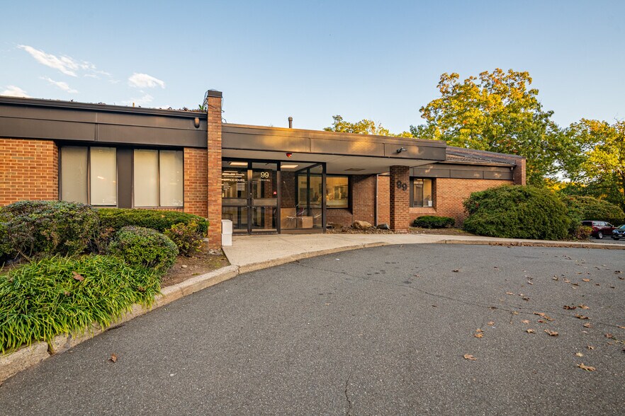 99 Dutch Hill Rd, Orangeburg, NY à vendre - Photo de l’immeuble – Image 2 sur 12