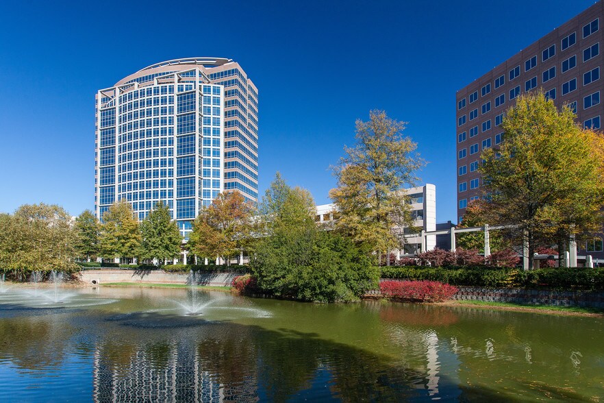 5565 Glenridge Connector, Atlanta, GA à louer - Photo de l’immeuble – Image 3 sur 6