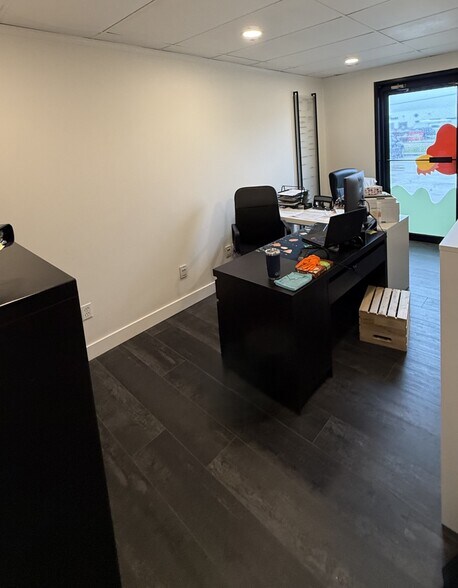 9803-9805 47 Ave NW, Edmonton, AB à louer - Photo de l’immeuble – Image 3 sur 16