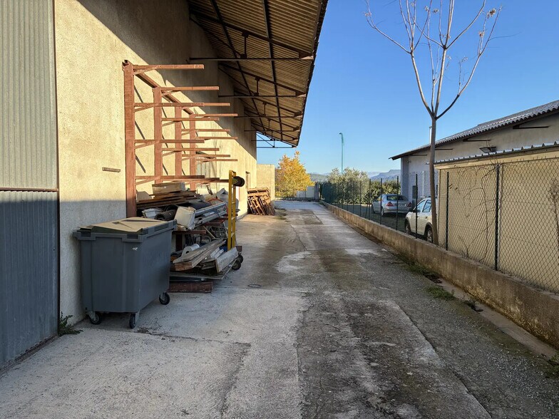 Local d’activités dans Le Muy à louer - Photo de l’immeuble – Image 3 sur 5
