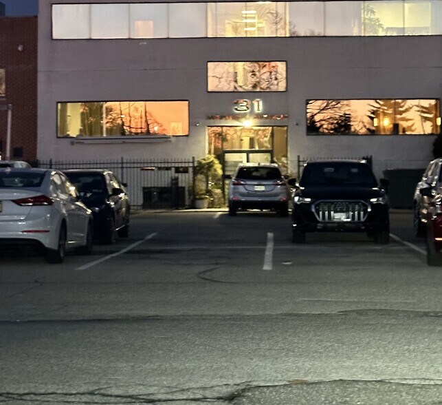 31 Merrick Ave, Merrick, NY à louer - Photo de l’immeuble – Image 3 sur 18