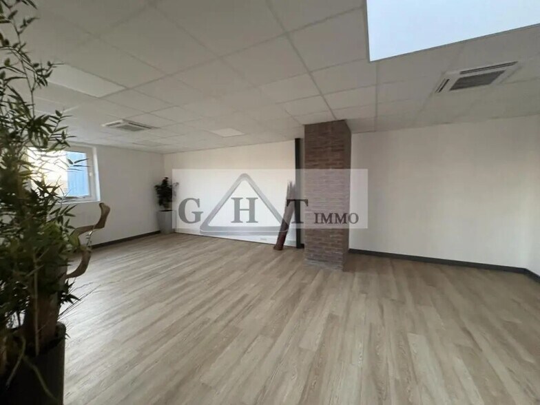 Bureau dans Vaux-le-Pénil à vendre - Photo de l’immeuble – Image 3 sur 7