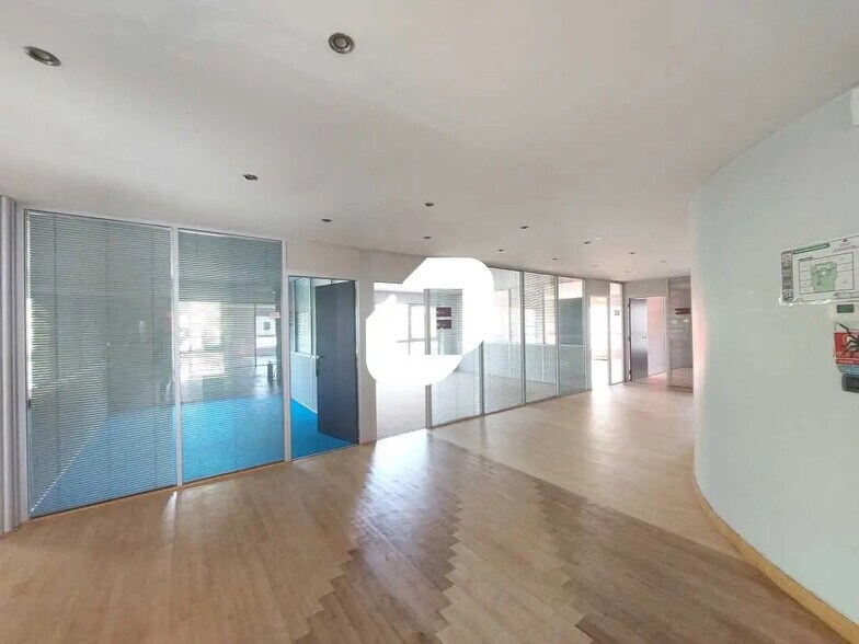 Bureau dans Voisins-le-Bretonneux à vendre - Photo de l’immeuble – Image 1 sur 10