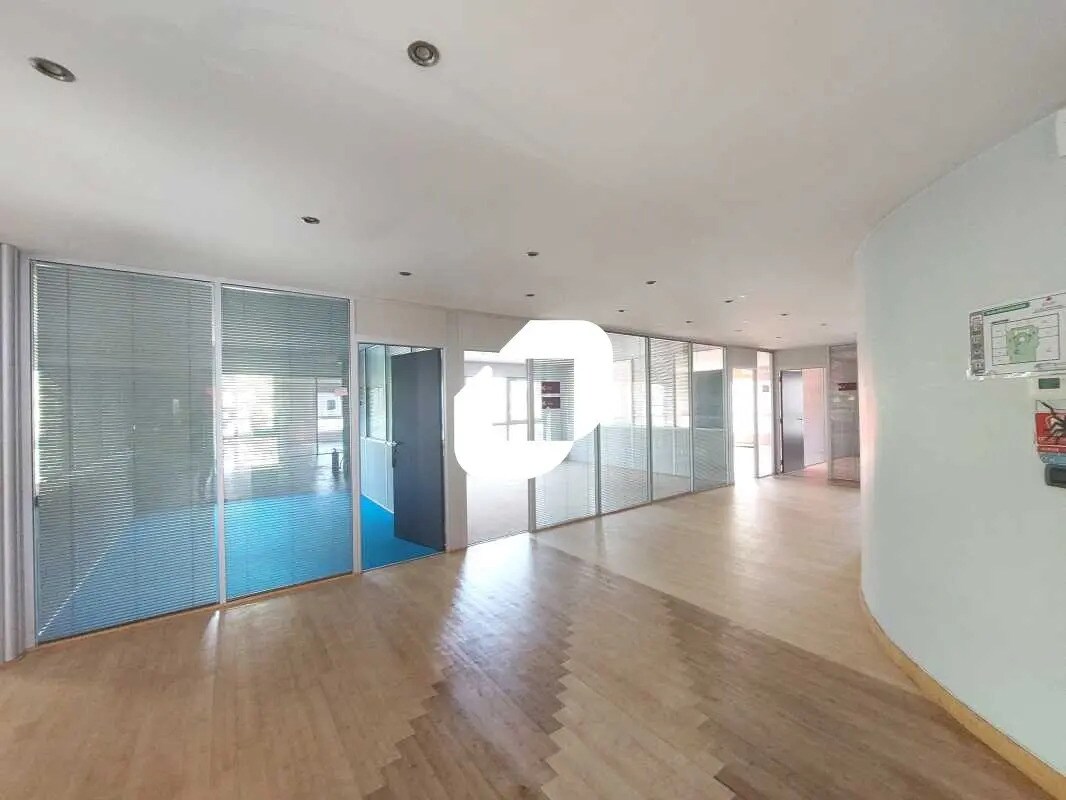 Bureau dans Voisins-le-Bretonneux à vendre Photo de l’immeuble– Image 1 sur 11