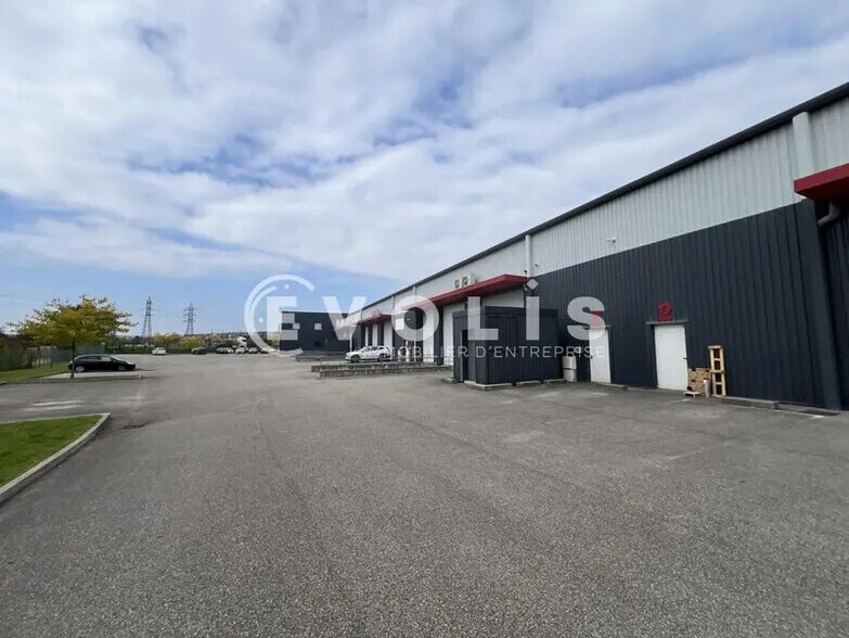 13 Rue De Savoie, Saint-Quentin-Fallavier à louer - Photo de l’immeuble – Image 3 sur 17